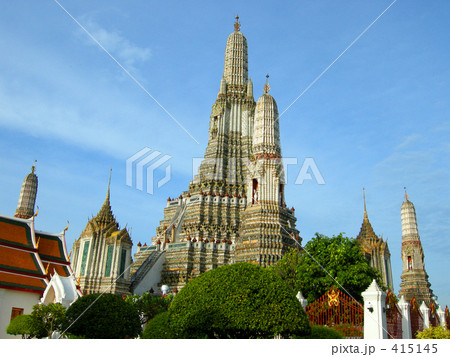 見上げるワット・アルン 415145