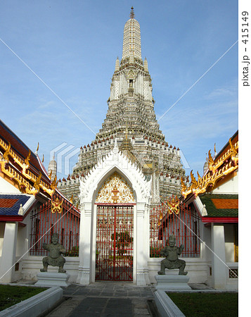 暁の寺院の仏塔と門 415149