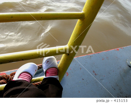 チャオプラヤー川を渡る女性 415153