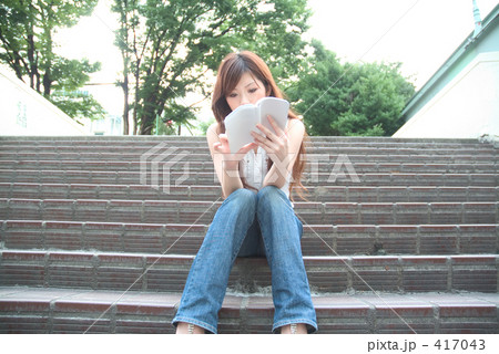 階段で本を読む女性25 417043
