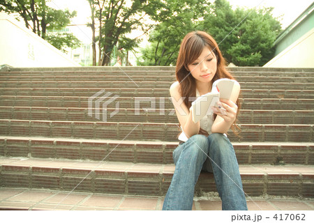 階段で本を読む女性20 417062