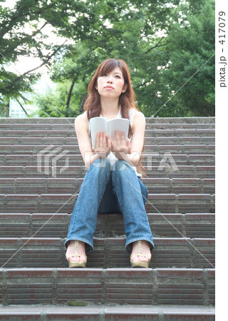 階段で本を読む女性09 417079