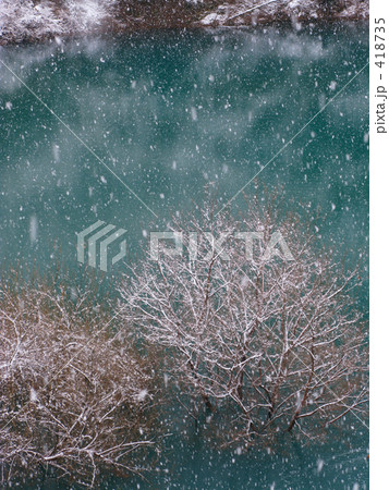 湖に消える雪 418735
