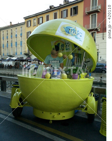 イタリア ミラノ ナビリオグランデ運河のジュースやさん イタリア ミラノ ナビリオグランデ運河のジュースやさん 420110