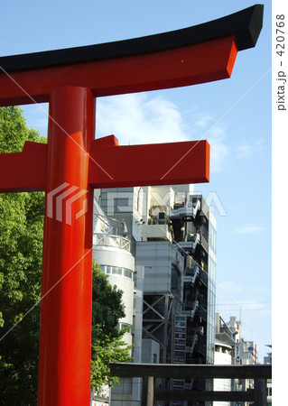 神社とビル 420768