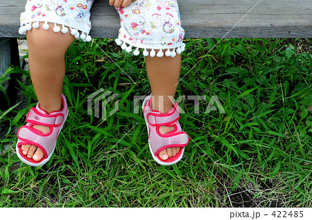 元気な足　子供の足元のイメージカット 422485