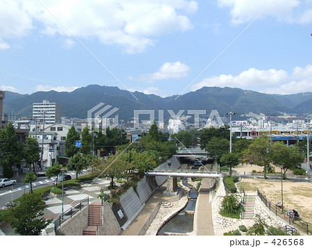 都会を流れる川と親水公園 426568