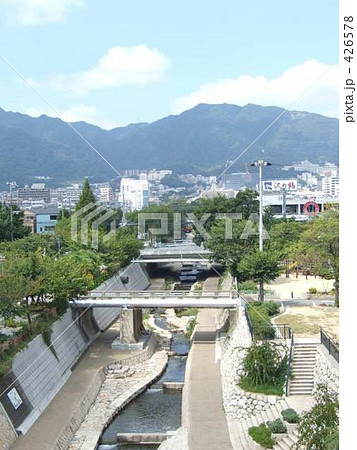 都会を流れる川と親水公園 426578