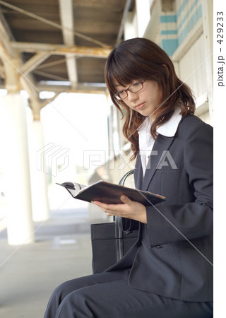 眼鏡をかけたビジネスウーマン 眼鏡をかけたビジネスウーマン 429233