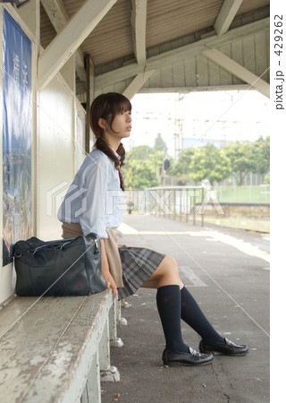 ホームの女子高生 429262