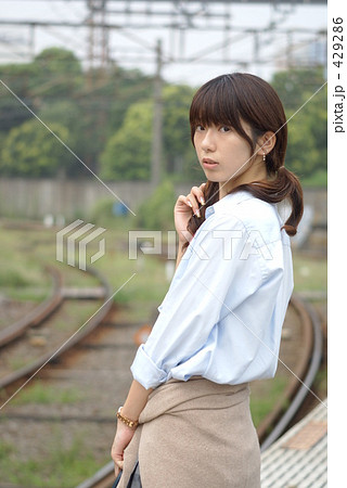 振り向く女子高生 429286