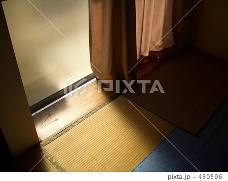 窓辺の光 430596
