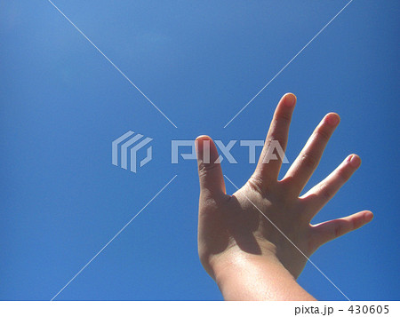天に掲げる手の写真素材