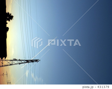 夕焼け　飛行機雲 431379