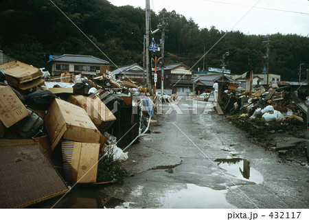 大洪水の後のゴミの山の写真素材