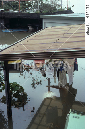 大洪水の軒下 432137