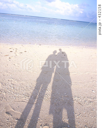 波打ち際のシルエット 432158