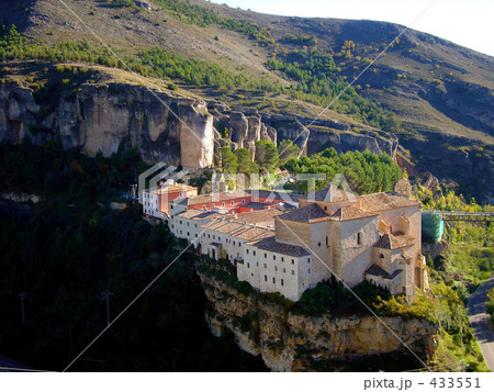 崖の上の建物 433551