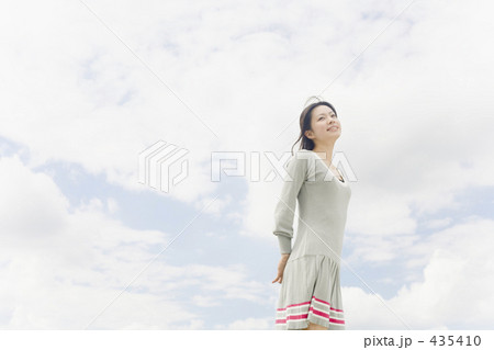 爽やかな笑顔の女性 435410