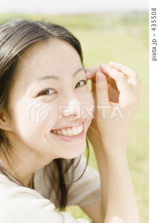 爽やかな笑顔の女性 435508