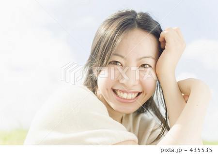 爽やかな笑顔の女性の写真素材