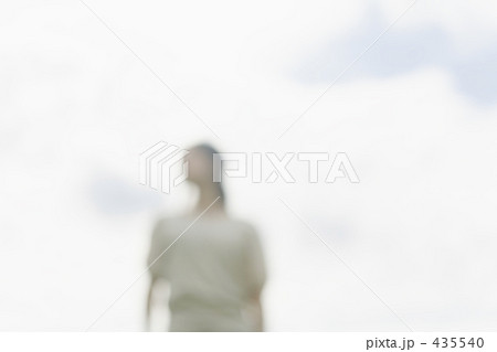 芝生を歩く女性 435540