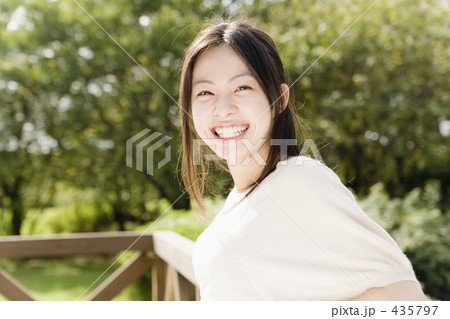 テラスで微笑む女性 435797