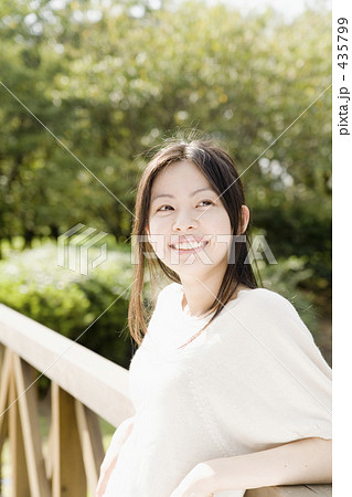 テラスで微笑む女性 435799