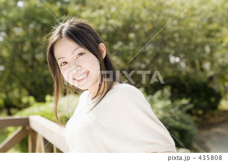 テラスで微笑む女性 435808
