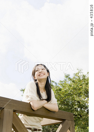 テラスで微笑む女性 テラスで微笑む女性 435816