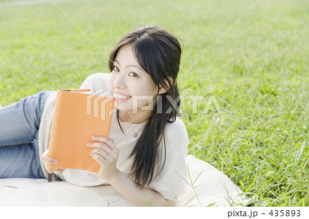 公園で読書をする女性 435893