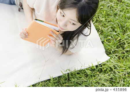 公園で読書をする女性 公園で読書をする女性 435896