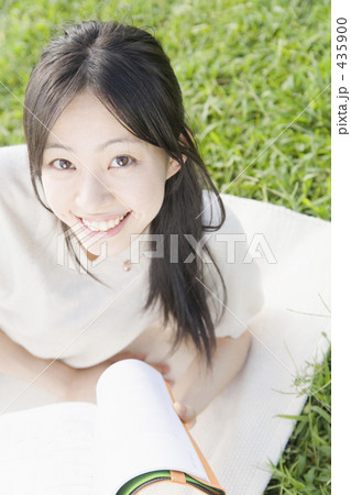 公園で読書をする女性 435900