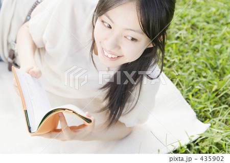 公園で読書をする女性 公園で読書をする女性 435902