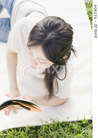 公園で読書をする女性 435904
