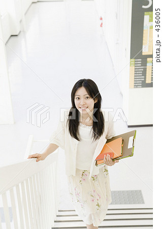 階段を昇る女性 階段を昇る女性 436005