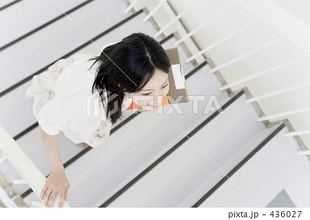階段を昇る女性 436027