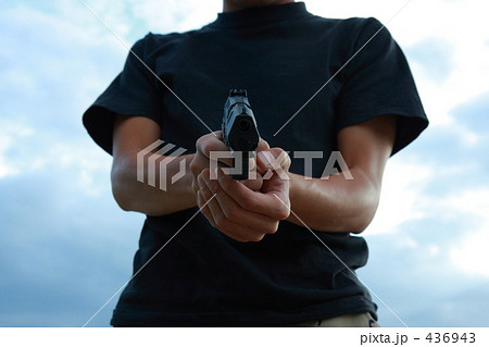 銃を持つ男性 436943
