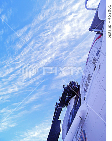 自衛隊のヘリコプターと秋の雲 452001