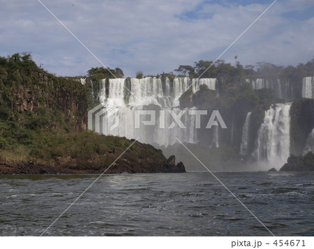 船から望むイグアスの滝 454671