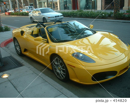 黄色のフェラーリの写真素材 4540