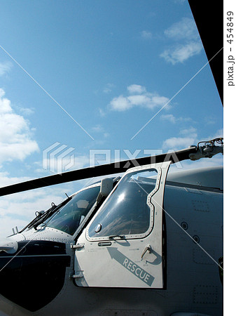 ヘリコプターと青空 454849