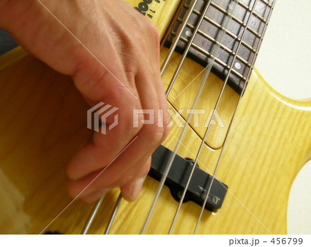 PLAYING THE BASSGUITAR PLAYING THE BASSGUITAR 456799