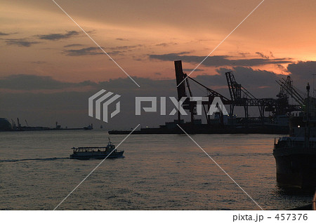 天保山渡船と夕焼け 457376