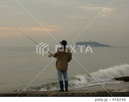 鎌倉の海で釣りをするおっさん 458246