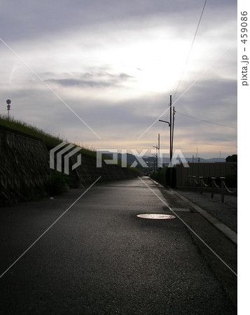 雨上がりの朝の一本道 459086