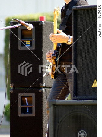 ギタリストとスピーカー 460410