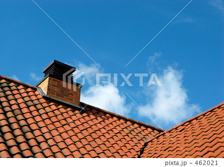 赤瓦屋根と青空 462021