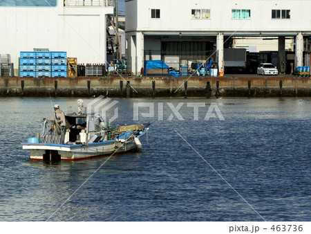 魚市場と小型漁船 463736