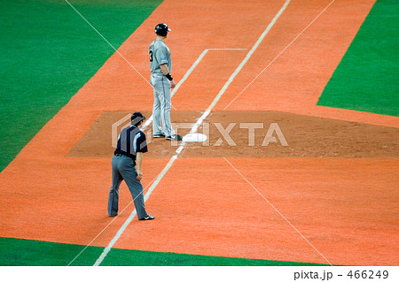 ランナーと塁審 466249
